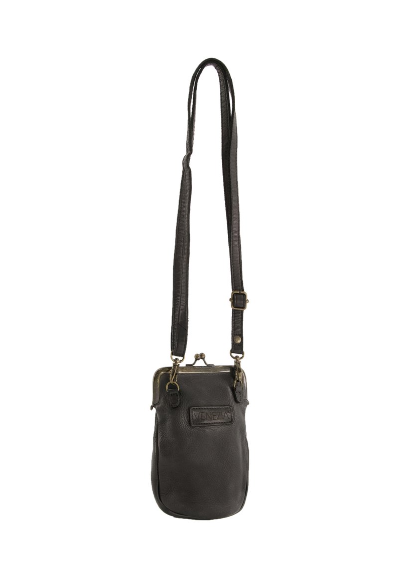 Sac bandoulière en cuir noir avec une surface texturée, quincaillerie dorée et fermeture à verrou. Équipé d'une bandoulière réglable et d'un détail de logo.