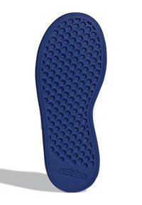 Semelle de chaussure en caoutchouc bleu avec un motif en nid d'abeille texturé, présentant un bord arrondi et un logo de marque en relief de couleur blanche.