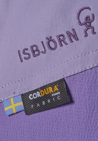 Lilla stofmærke med "ISBJÖRN" broderet i mørkelilla. Har et "CORDURA®" mærke med et svensk flag accent. Tekstureret materiale.