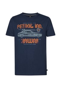 Marineblå bomulds t-shirt med et grafisk print af en bil og teksten "PETROL IND. HAWAII" i orange og hvid. Rund halsudskæring, korte ærmer.