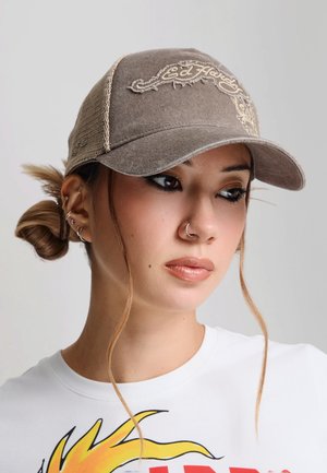 Ed Hardy, UNISEX RAW EDGE APPLIQUE 5 PANEL TRUCKER CAP - Cap - sand