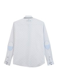 Chemise blanche avec des accents bleus, présentant un motif à pois, à manches longues et avec des coudières. Poignets à boutons avec deux boutons visibles.