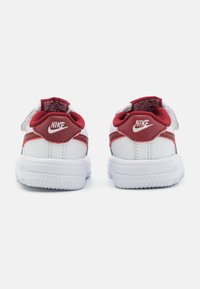 Nike Sportswear FORCE 1 LOW EASYON - Tenisice - white/picante red/team red