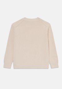 Beige kötött pulóver hosszú ujjal, bordás környakkal és szegéllyel. Texturált mintázattal és raglánujj kialakítással rendelkezik.