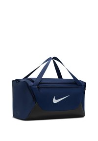 Τσάντα duffel της Nike σε ναυτικό μπλε και μαύρο με διπλά χερούλια και διαμερίσματα με φερμουάρ, εμφανίζεται σε λευκό φόντο.
