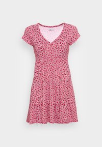 Vestido rojo de manga corta con escote en V y patrón floral de margaritas blancas, cintura ajustada y dobladillo de falda acampanado sobre fondo liso.
