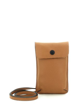 Piccola borsa a tracolla in pelle color cuoio con chiusura a bottone nero e sottile tracolla regolabile arrotolata accanto su sfondo bianco.