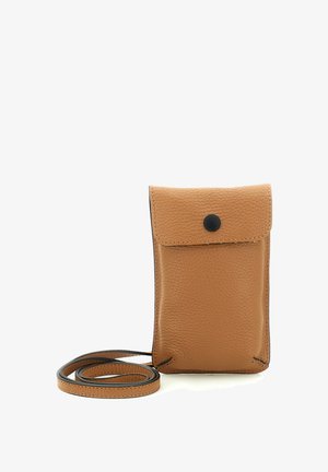 Piccola borsa a tracolla in pelle color cuoio con chiusura a bottone nero e sottile tracolla regolabile arrotolata accanto su sfondo bianco.