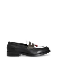 Schwarze Lederloafers mit einem weißen und grauen Riemen mit gestickten Akzenten. Runde Zehenform und niedriger Blockabsatz. Glatte Textur über die gesamte Fläche.