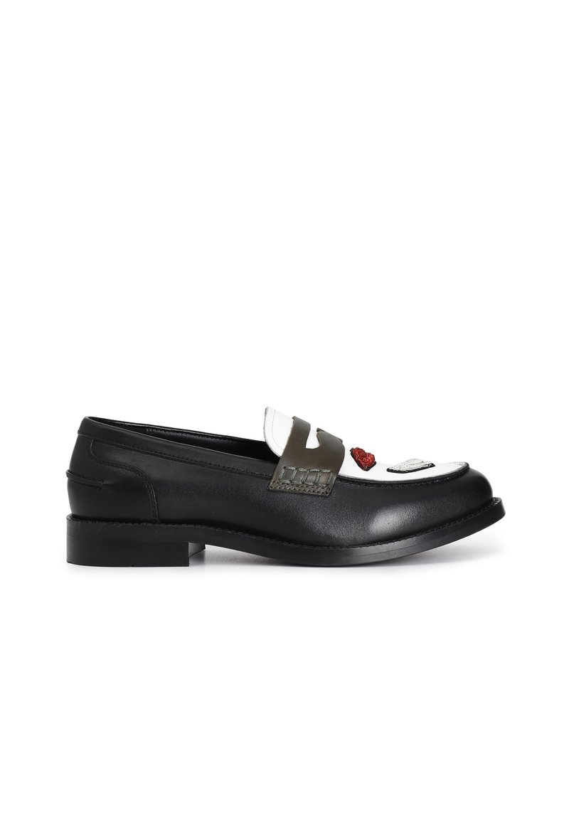 Schwarze Lederloafers mit einem weißen und grauen Riemen mit gestickten Akzenten. Runde Zehenform und niedriger Blockabsatz. Glatte Textur über die gesamte Fläche.