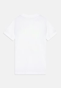 Hvit bomull T-skjorte, korte ermer, rund hals, glatt tekstur, minimal design, ensformet bakside uten trykk eller dekorasjoner.