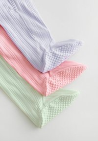 Három bordázott zokni világoslila, rózsaszín és menta zöld színben; textúrált hegyek szilikon pöttyökkel; puha anyag; hosszúkás forma.