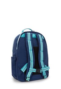 Mochila azul marino con correas acolchadas de color azul claro, hebilla en el pecho, bolsillo lateral y asa superior, mostrada desde la parte posterior sobre un fondo blanco.