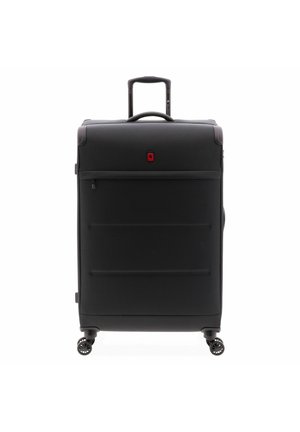 Maleta negra vertical de carcasa blanda con cuatro ruedas giratorias, asa telescópica, bolsillo frontal con cremallera y logotipo rojo sobre fondo blanco.