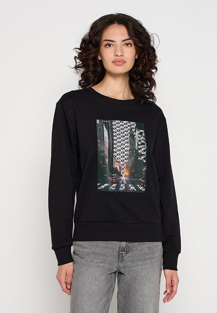 Sudadera negra con una impresión fotográfica de una escena callejera en el centro. Cuello y puños acanalados con un ajuste relajado.