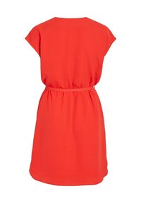 Czerwona sukienka z krótkim rękawem, luźny krój, z zaznaczoną talią oraz gładkim materiałem. Posiada okrągły dekolt i długość do kolan.