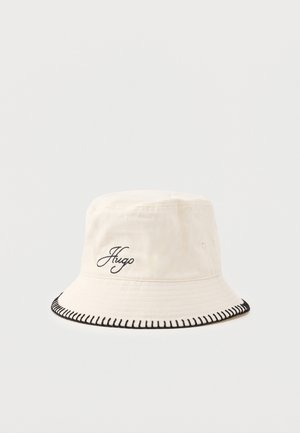 Off-White Eimerhut mit schwarzem Zierstich am Rand und schwarzem, kursiv gesticktem "Hugo" auf der Vorderseite.