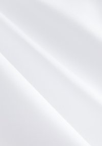 Vit tyg med en slät textur, som visar en subtil glans och lätta veck, vilket antyder ett lätt material som är lämpligt för olika användningsområden.