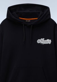 Czarna bluza z kapturem z kieszenią z przodu, sznurkami do regulacji oraz logo "Napapijri Since 1987" na lewej piersi w białym i szarym kolorze.