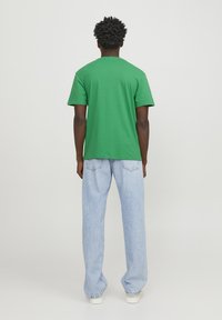 Jack & Jones ESTAR SS NOOS - Camiseta estampada - green bee