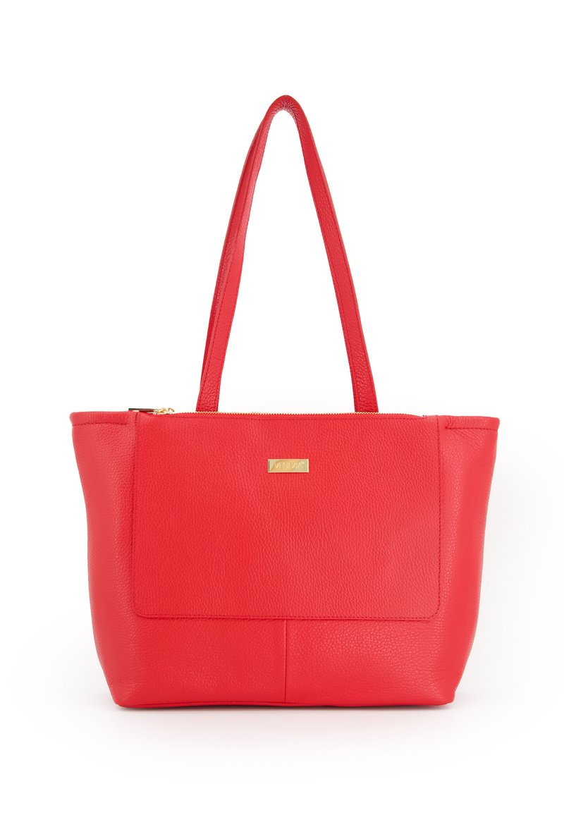 Rode leren tote bag met een gladde textuur, voorzien van twee schouderbanden, een ritsopening aan de bovenkant en een goudkleurig merkteken aan de voorkant.