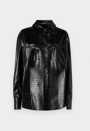 Cămașă din piele sintetică neagră, cu textură de crocodil, mâneci lungi, deschidere cu nasturi și guler. Două buzunare frontale cu finisaj lucios.
