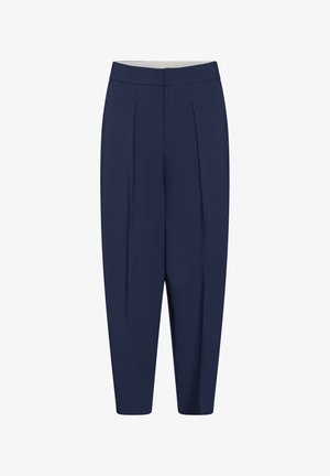 Pantaloni su misura blu navy con pieghe frontali, gambe dritte e vita a metà altezza con chiusura nascosta.
