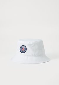 Chapeau seau blanc en tissu léger, avec un patch rond bleu marine portant "PARIS" et un logo, et un large bord descendant.