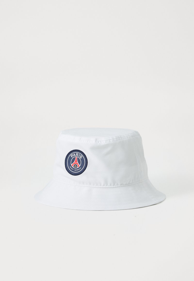 Chapeau seau blanc en tissu léger, avec un patch rond bleu marine portant "PARIS" et un logo, et un large bord descendant.