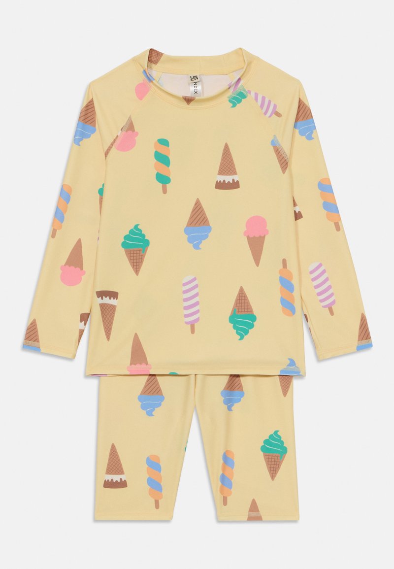 Zweiteiliges Badeanzugset für Kinder in Gelb, mit Mustern von Eisbechern und Eis am Stiel. Langärmeliges Oberteil und Shorts aus weichem, elastischem Stoff.