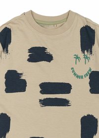 Beige bomullströja med mörkblå penseldragmönster, rund hals och grön broderad "SUMMER CREW" med palmträdets logotyp.