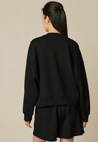 Next RAW EDGE REGULAR FIT - Lühikesed püksid - black