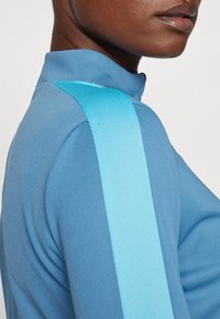 Nike Performance NIKE ACADEMY23 DRIL TOP BRANDED - Tops ar garām piedurknēm - aegean storm/baltic blue