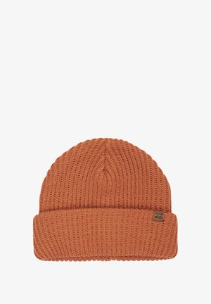 Bonnet tricoté en orange brûlé, avec un revers replié et une texture côtelée. Comprend une petite étiquette en cuir marron sur le côté.