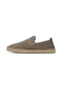 Scarpe slip-on in tessuto marrone con suola in giuta intrecciata e tomaia textured. Presentano un elegante dettaglio sul retro vicino al tallone.