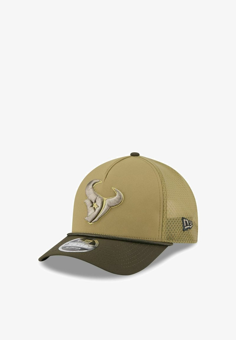 Casquette kaki avec un dos en maille, un logo brodé en crème et une visière vert olive foncé. Présente une conception structurée et une taille ajustable.
