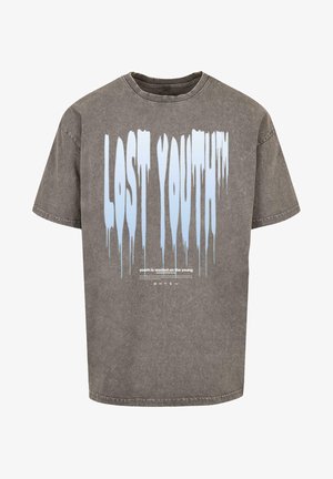 Szürke, oversize póló kerek nyakkivágással. Kék, csöpögő betűkkel van rajta "LOST YOUTH" feliratozva, az alján pedig a "youth is wasted on the young" szöveg.