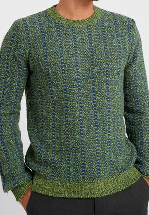 Pull en tricot vert et bleu avec un motif texturé. Encolure ronde et poignets et ourlet côtelés. Fabriqué en fil épais.