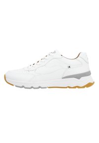 Weißes Leder-Sneaker mit grauen Akzenten, runder Zehenpartie und strukturierten Details. Verfügt über ein Schnürdesign und eine braune Gummisohle.