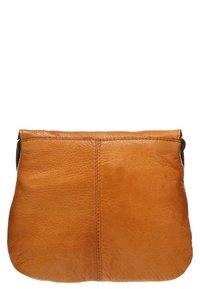 Lille tan læderpung med synlig syning ned ad midten og en let afrundet bund på en hvid baggrund.