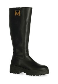 Svarta knähöga stövlar i slät läder med kraftig gummisula, prydda med en guldig "M"-accent och enkla sömsdetaljer.