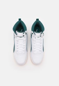 Białe sneakersy za kostkę z akcentami w kolorze turkusowym, teksturowana tkanina wokół kołnierza, białe sznurówki i gumowa podeszwa. Branding po bokach.