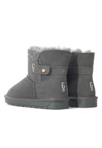 Botines de ante gris con punta redondeada, forrados con suave piel de pelo, con correa lateral y herrajes en tono dorado, y suela de goma texturizada.