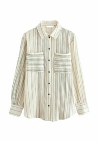 Chemise à boutons en tissu léger avec des rayures verticales crème et noires. Elle possède deux poches avant et des manches longues.