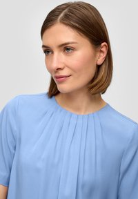 s.Oliver BLACK LABEL SCHIMMERNDEM - Bluse - hellblau