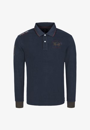 Tmavě modrá polo košile s dlouhým rukávem, žebrované manžety, límec s kontrastním červeným lemováním, vyšívané logo na hrudi a detail boční kapsy.