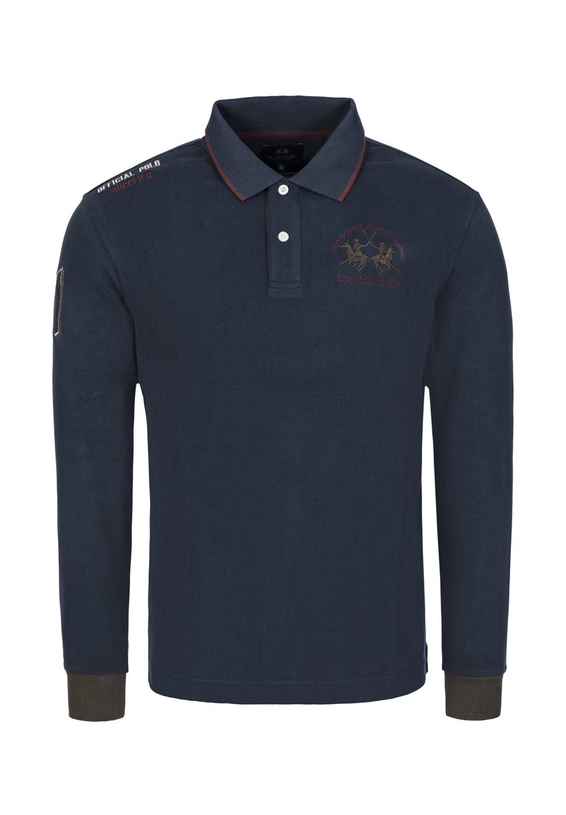 Tmavě modrá polo košile s dlouhým rukávem, žebrované manžety, límec s kontrastním červeným lemováním, vyšívané logo na hrudi a detail boční kapsy.