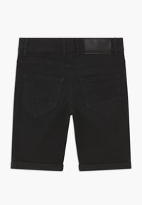 Zwarte denimshorts met een opgerolde zoom, voorzien van twee achterzakken met schuine flappen en een textuur leren patch op de tailleband.