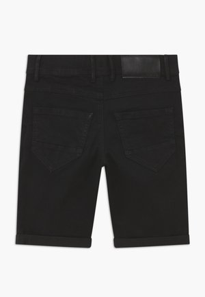 Shorts en denim noir avec un ourlet roulé, dotés de deux poches arrière avec des rabats inclinés et d'une patch en cuir texturé sur la taille.