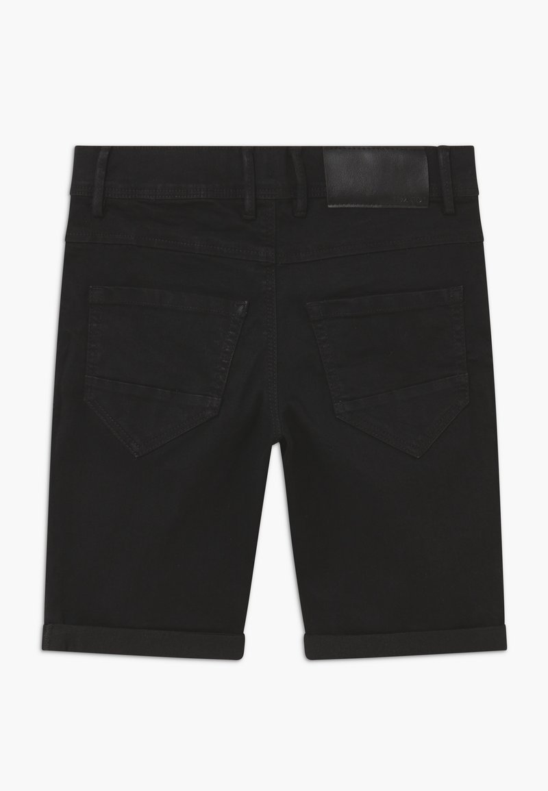 Zwarte denimshorts met een opgerolde zoom, voorzien van twee achterzakken met schuine flappen en een textuur leren patch op de tailleband.